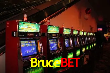 Una escena digital vívida inspirada en casino con Brucebet mostrado prominentemente, luces brillantes, fichas, cartas y acentos dorados.